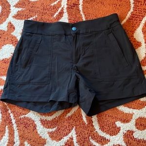 Athleta 6 Trekkie black shorts